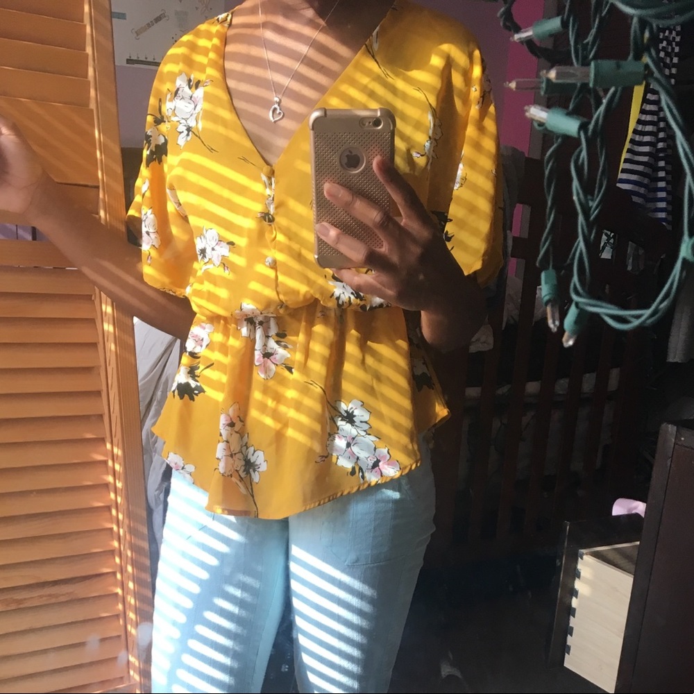 yellow floral flowy top💐